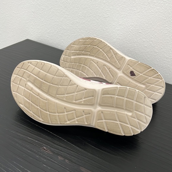 OOFOS oomg eezee 10 Women's Pink and White Slip-On Shoes - Picture 13 of 13